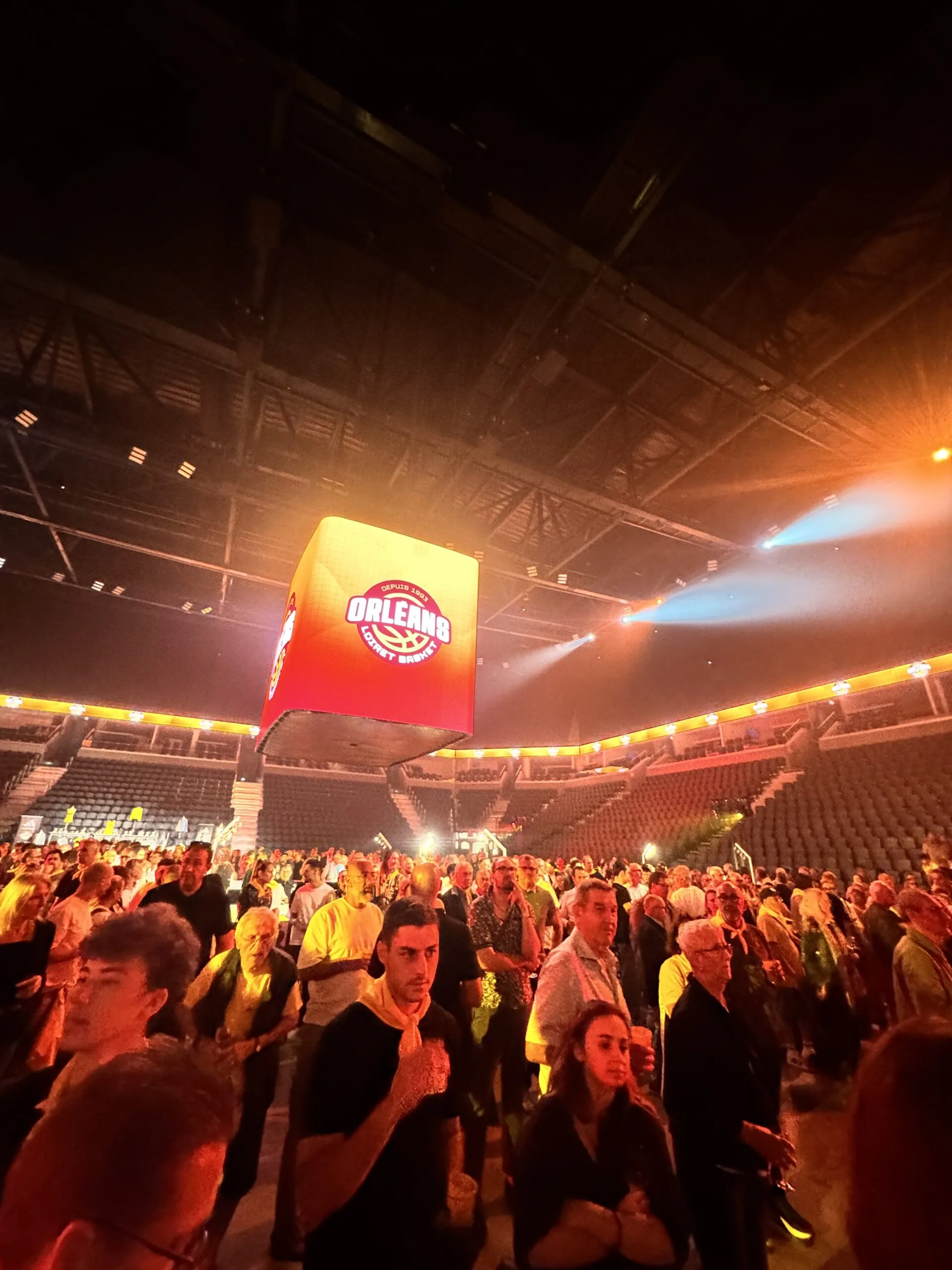 Atmosféra v hale CO'Met s kostkou klubu Orléans Loiret Basket