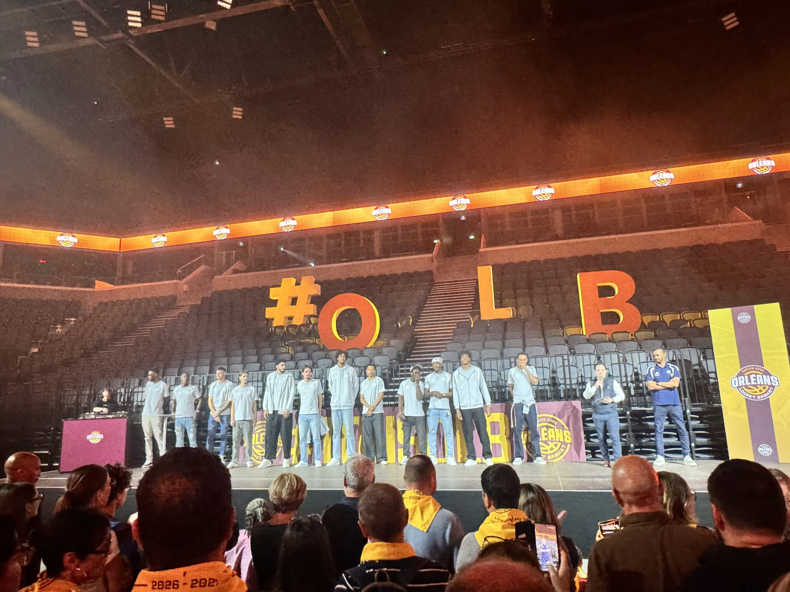 Oficiální představení týmu Orléans Loiret Basket na pódiu